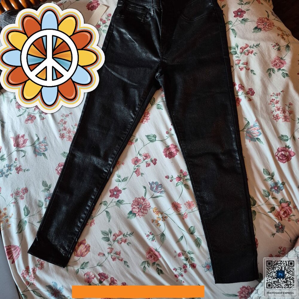LEVIS size 27. NWOT. Unique look. Skinny jeans.